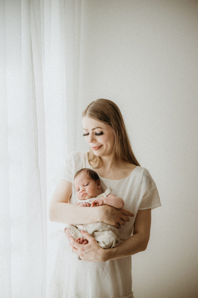 Luonnollinen newborn kuvaus Helsingissä vaaleassa studiossa