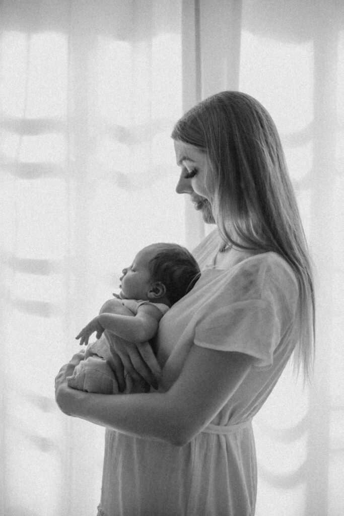 Vauva äidin käsivarsilla – studiokuvaus Helsingissä luonnonvalossa