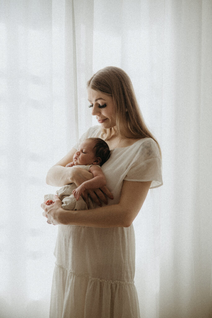 vauvakuvaus studiossa jossa on luonnonvaloa- vauvakuvaus Helsinki