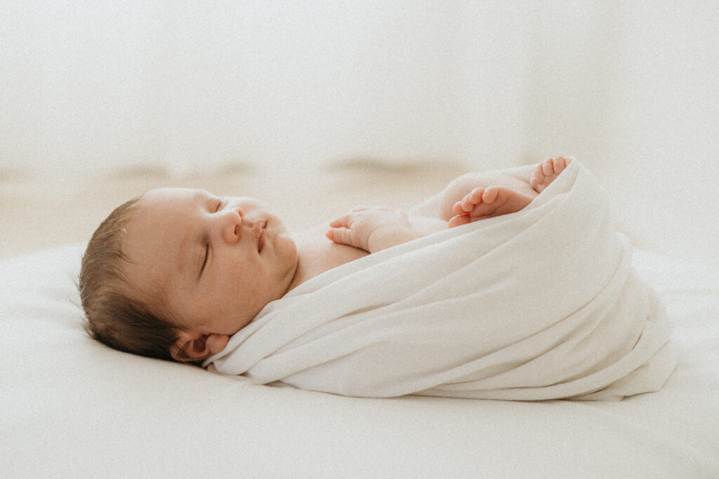 Vauvakuvat Helsingissä luonnonvalossa – ajaton newborn potrettikuva