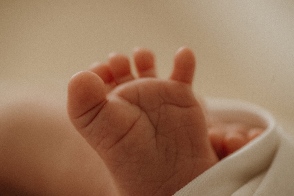 lähikuva vauvan varpaista
