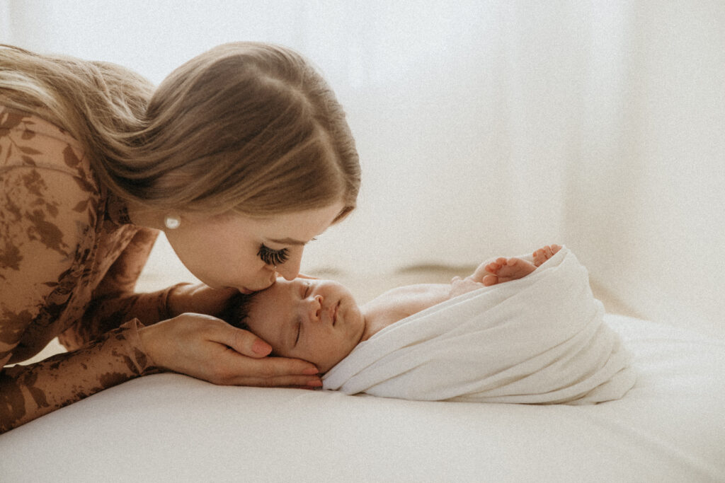 Vastasyntynyt vauva pehmeissä tekstiileissä studiossa Helsingissä