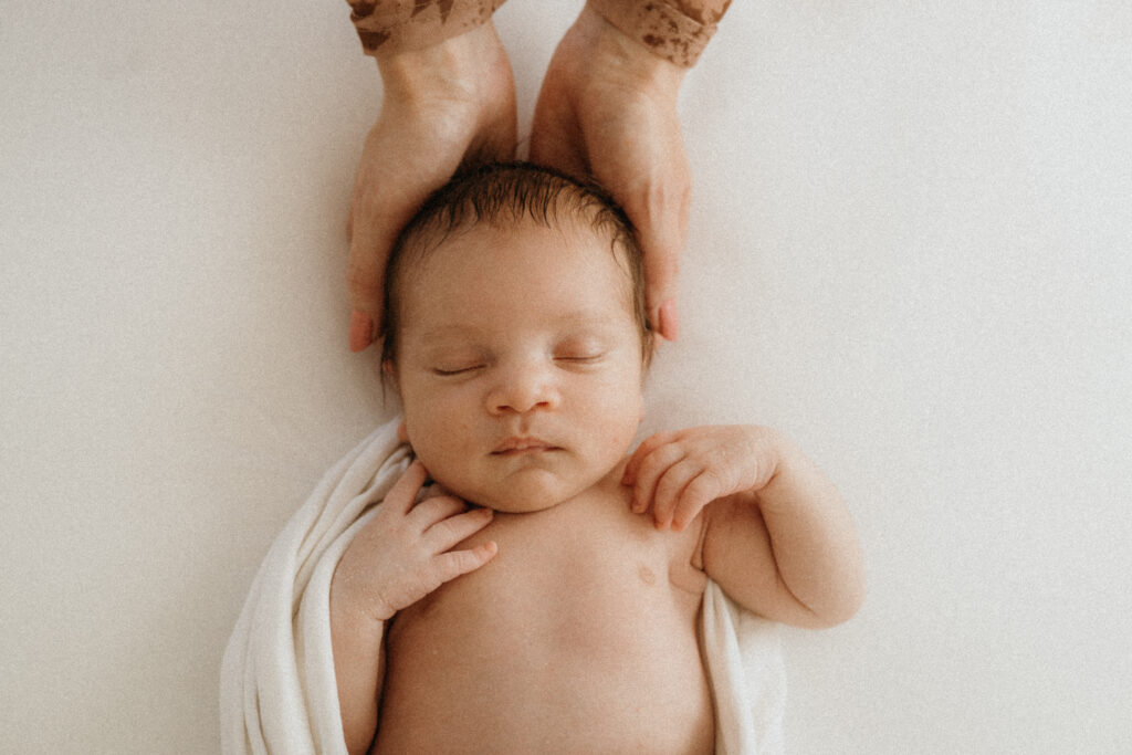 vauvakuva jossa vauva nukkuu