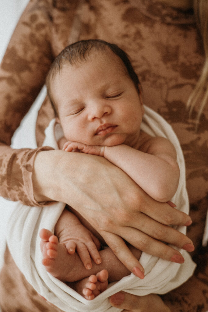 Vauva sylissä luonnollisessa valossa – newborn kuvaus Helsinki