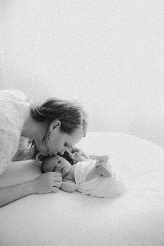 newborn kuvaus Helsinki studio äiti ja vauva