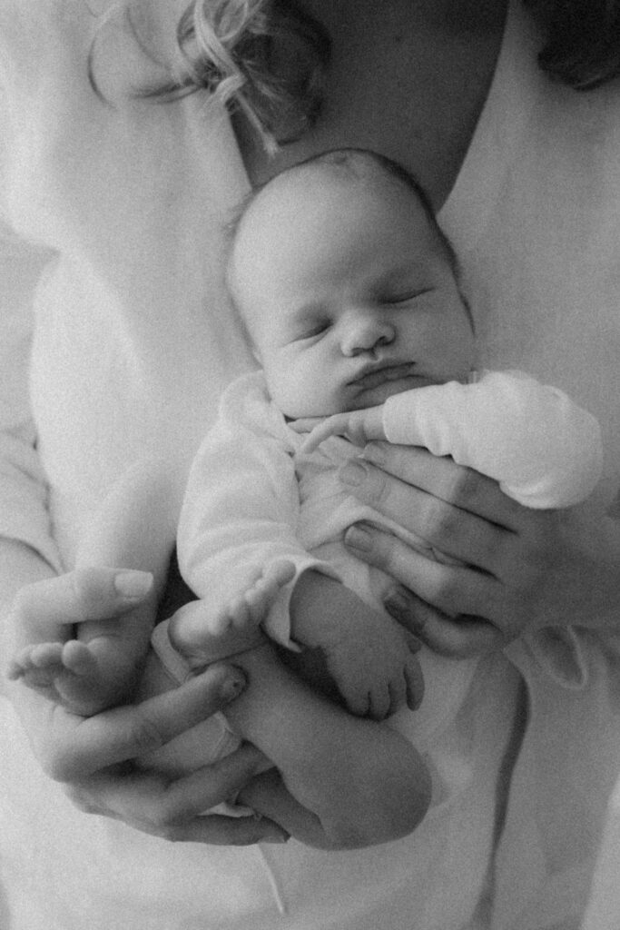 newborn kuvaus Helsinki studio äiti ja vauva klaukkala