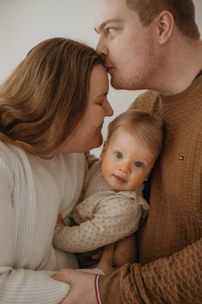 kuvaus studiossa vaaleassa ympäristössä