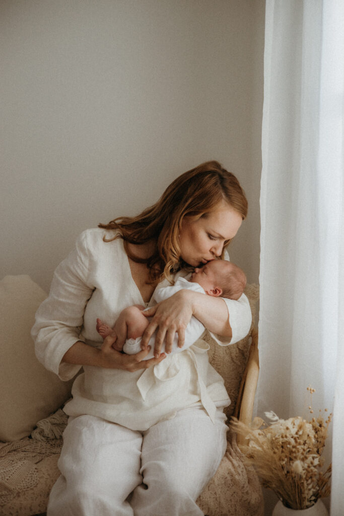 Vastasyntynyt vauva lähikuvassa – vauvakuvat Helsinki luonnonvalo