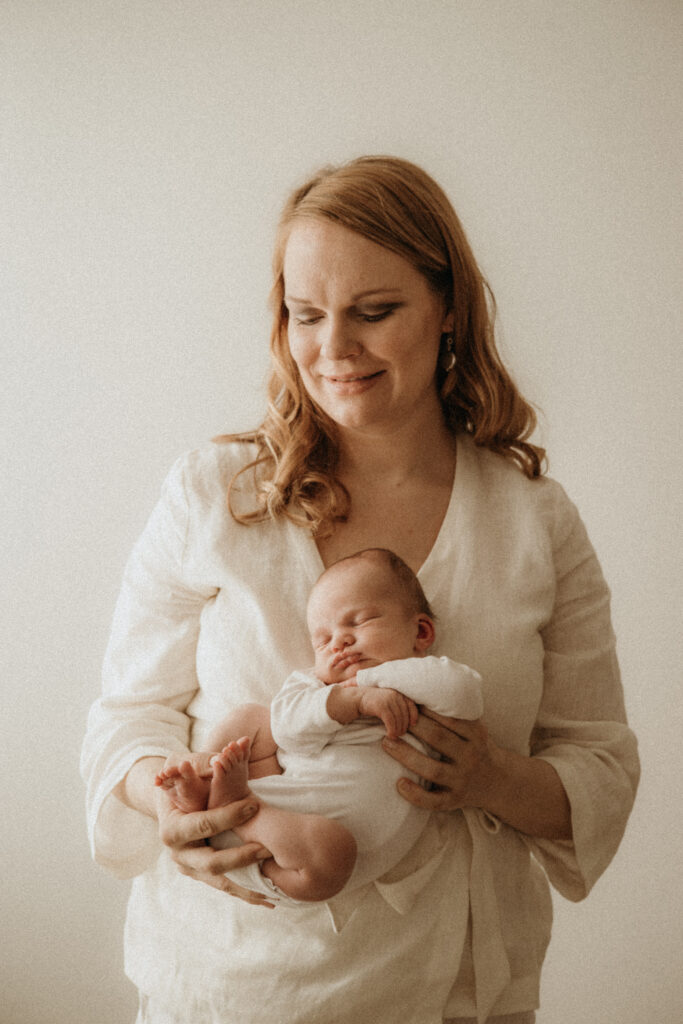 vauvakuvat Helsinki studiokuvaus luonnollinen tyyli