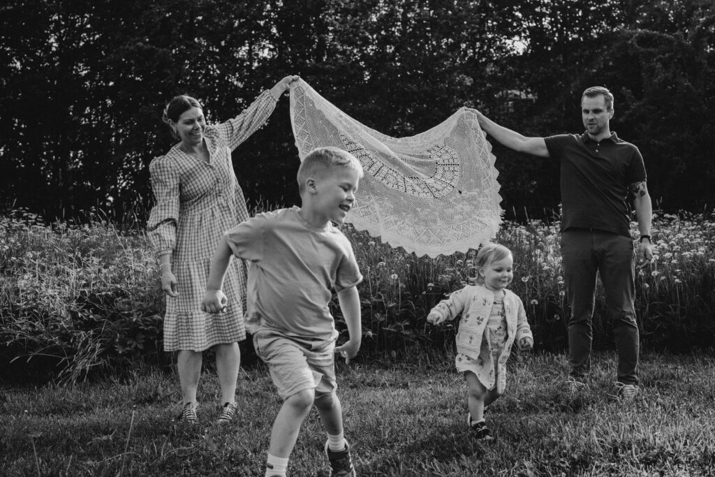 lapset juoksevat miljöössä mustavalkoisessa kuvassa