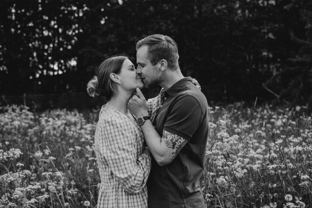 vanhemmat kuvassa pussaamassa