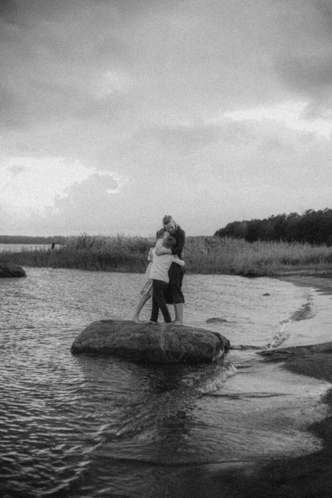 perhekuvaus miljöössä kallahden rannalla kuin maalaus