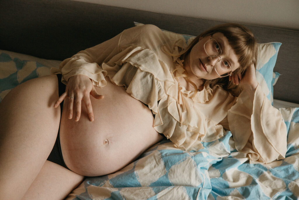 odotuskuvaus kotona makuuhuoneessa luonnonvalossa