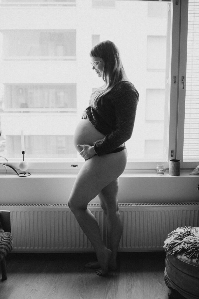 mustavalkoinen maha odottavasta äidistä