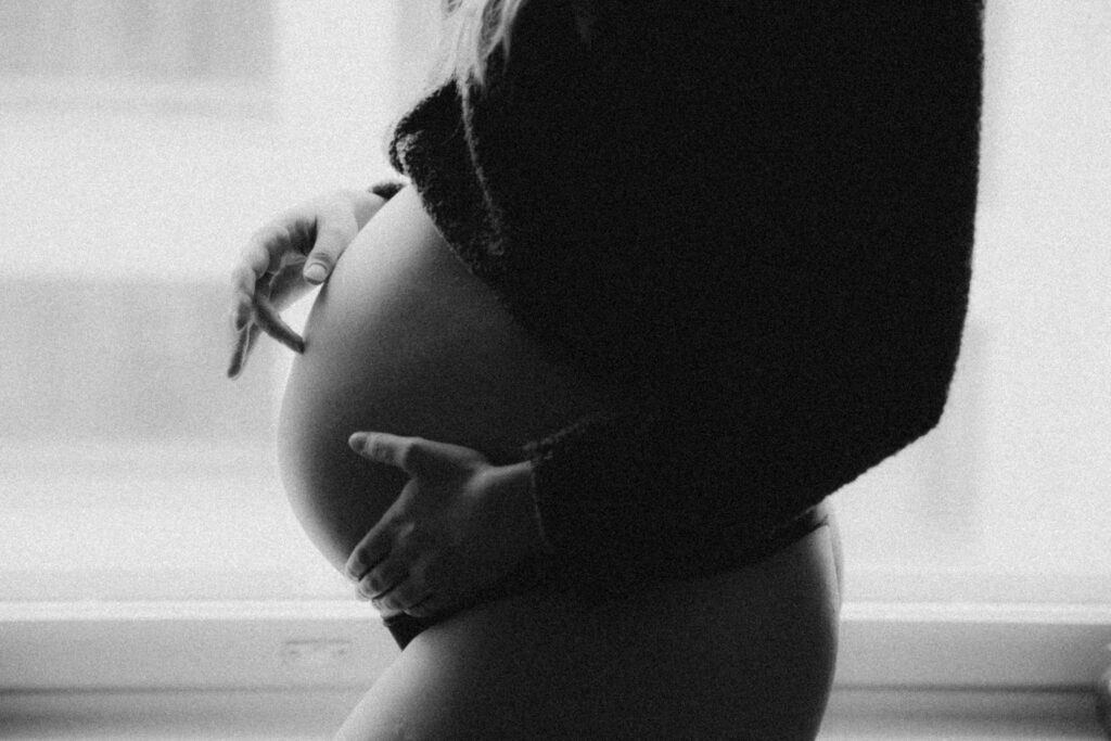 mustavalkoinen kuva odotusmahasta