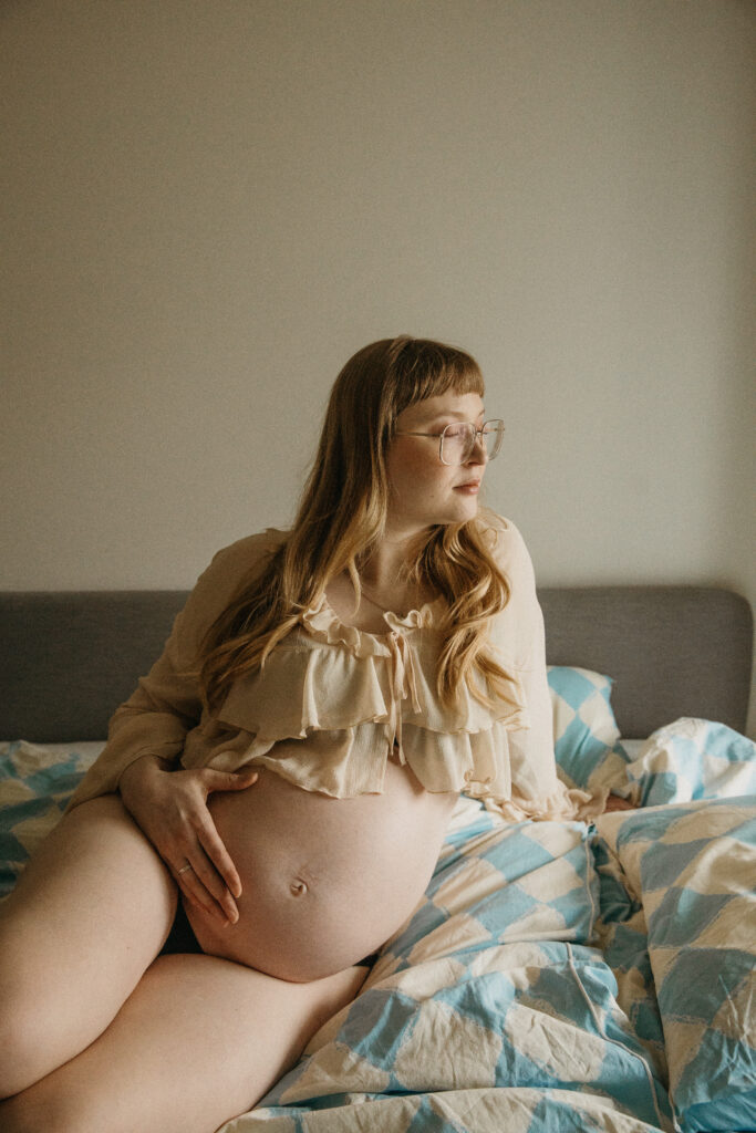 lifestyle-odotuskuvaus sängyllä