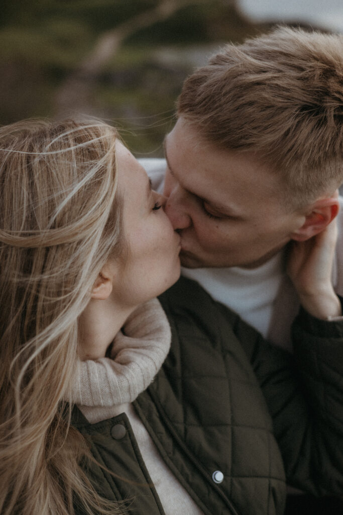 pariskunta suutelee odotuskuvauksessa