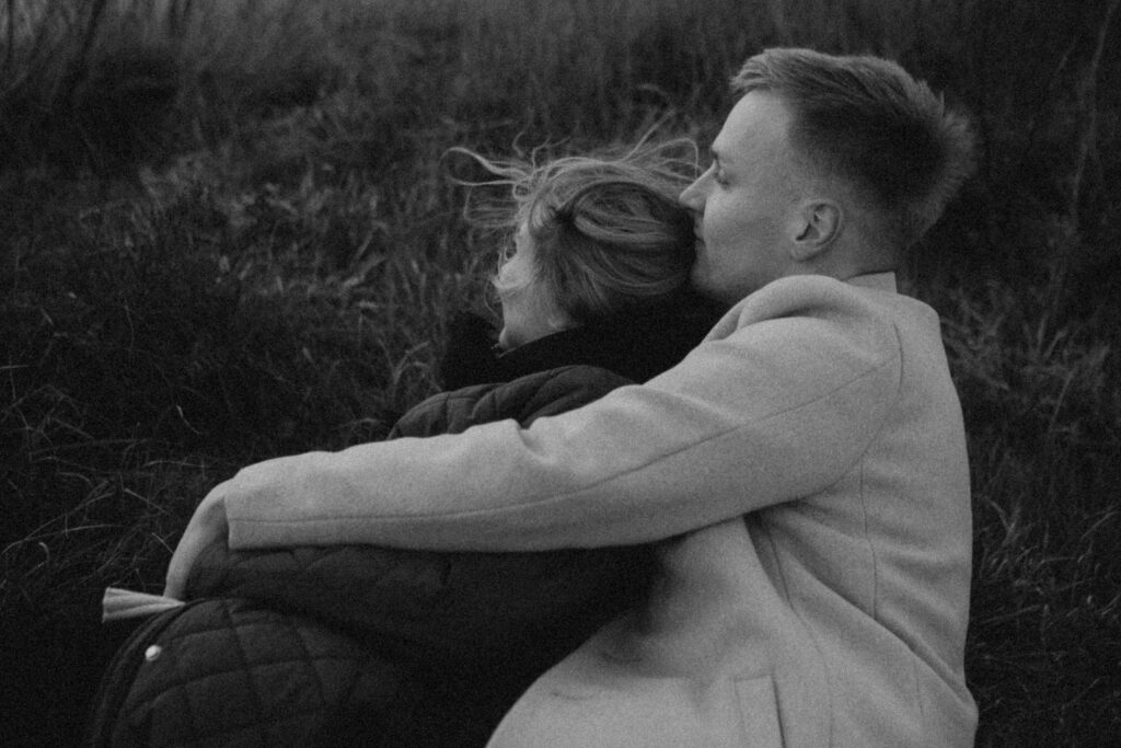 mustavalkoinenkuva odotuskuvaus luonnossa Suomenlinnassa syksyn väreissä