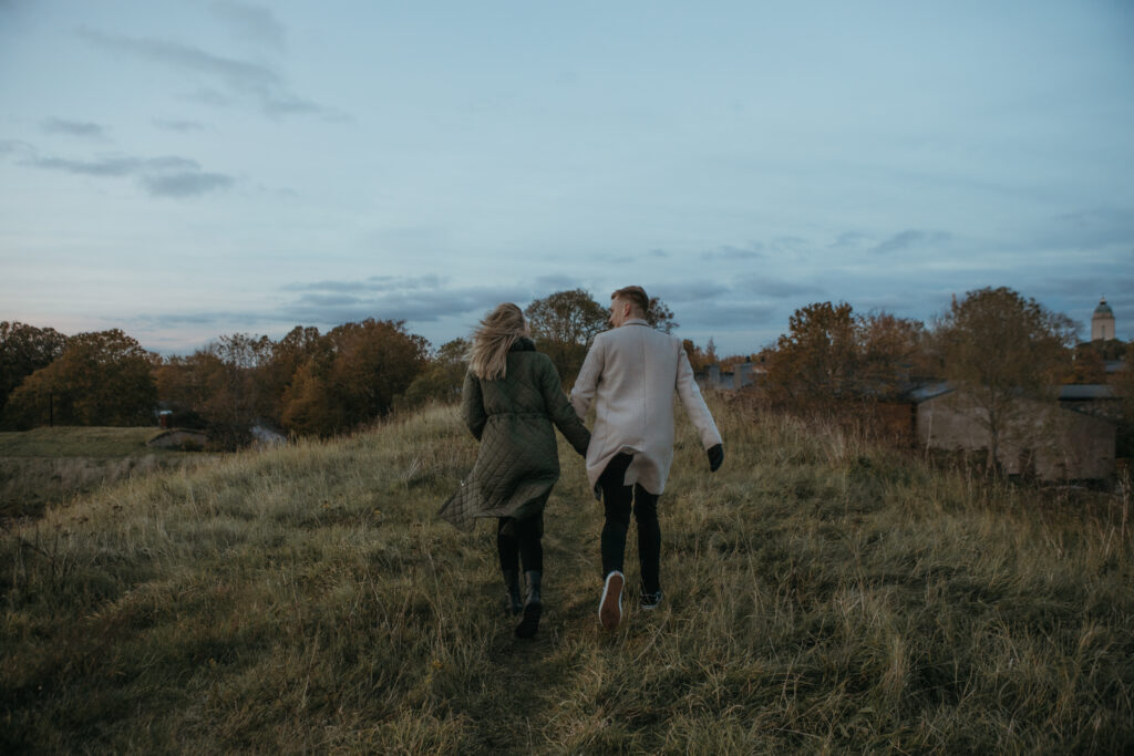 Raskausajan potretit Suomenlinnan historiallisessa miljöössä syksyllä