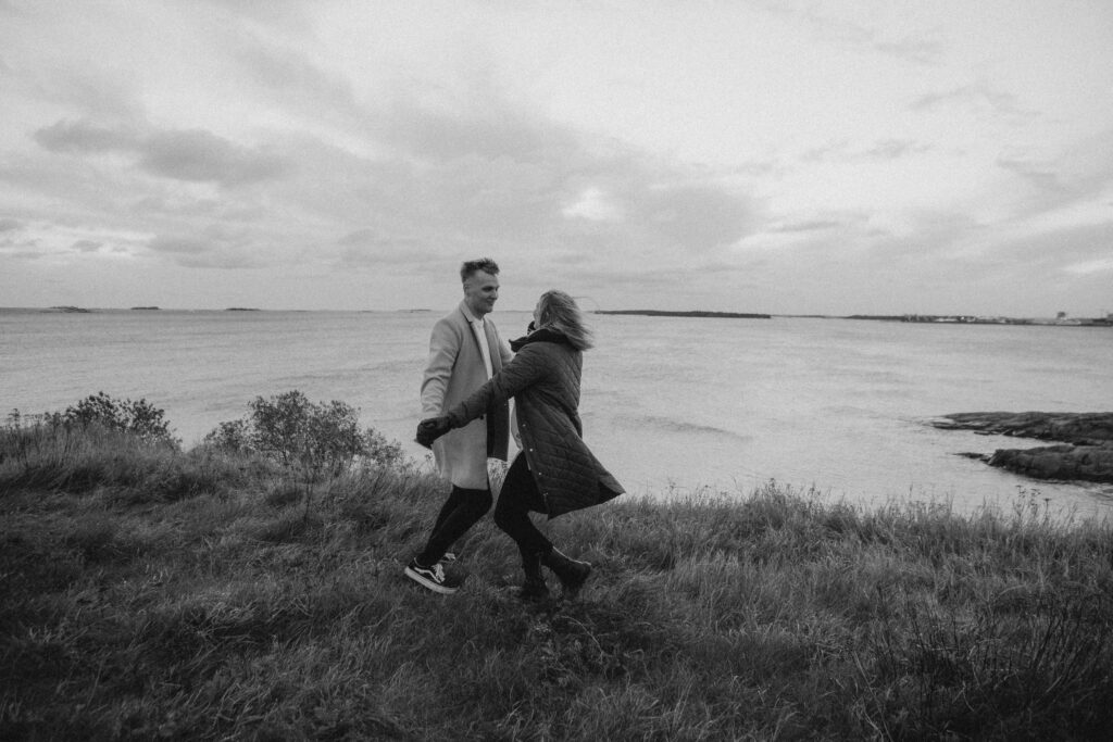 Pariskunnan odotuskuvaus Suomenlinnassa syksyllä lämpimässä iltavalossa