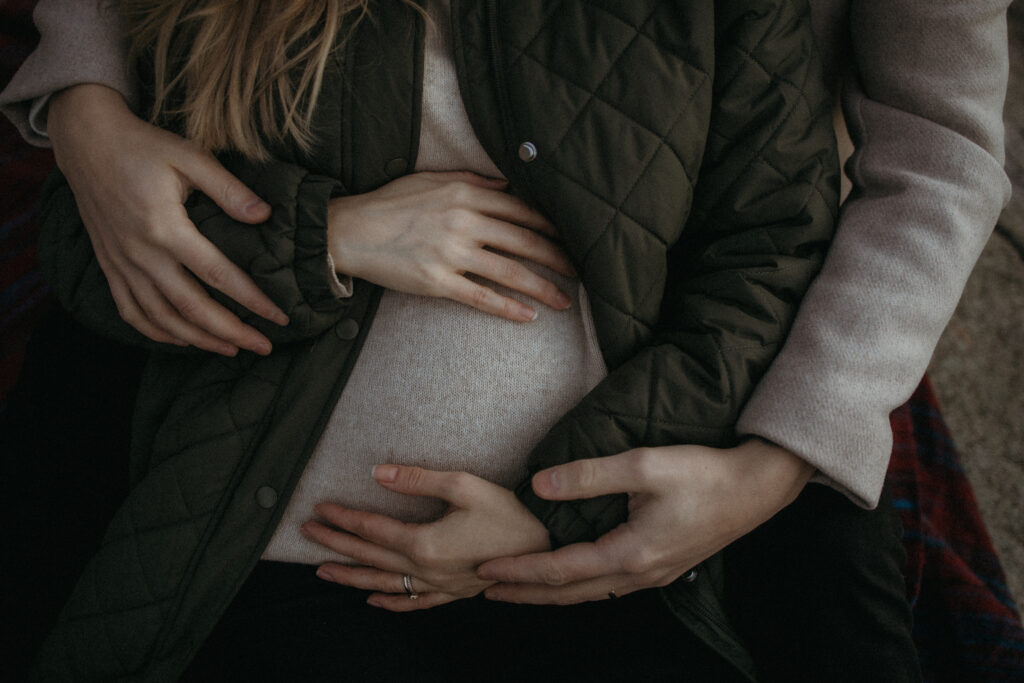 lähikuva odotusmahasta