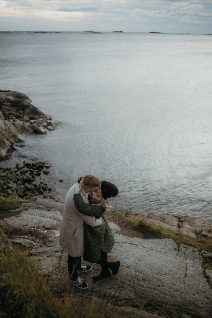 Herkkä odotuskuvaus luonnossa Suomenlinnassa syksyn väreissä