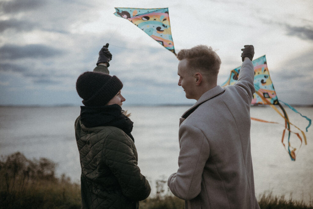 Odotuskuvat merimaisemassa Helsingissä – raskauskuvaus Suomenlinna auringonlasku