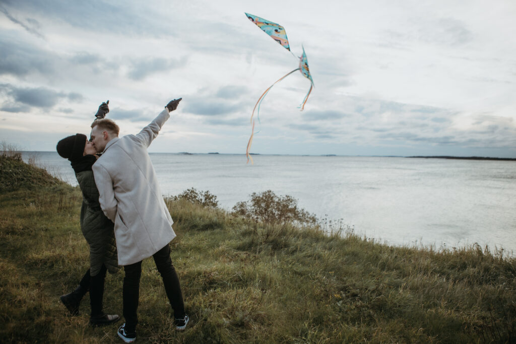 Odotuskuvaus Suomenlinnassa Helsingissä syksyisessä auringonlaskussa – raskauskuvaus merimaisemassa