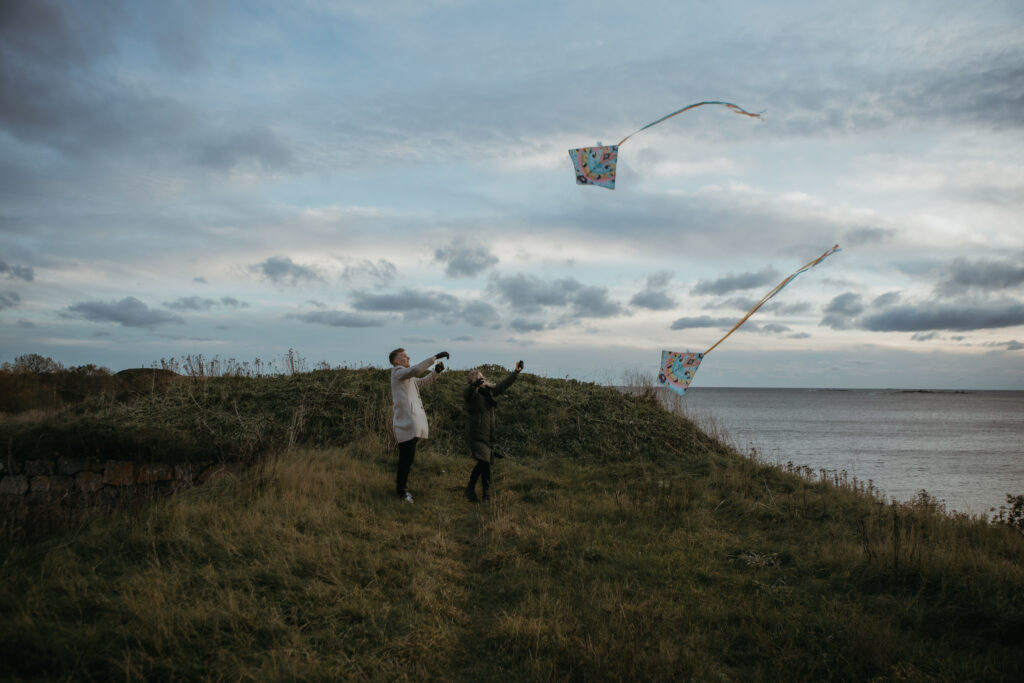 Suomenlinnassa odotuskuvaus raskauskuvaus Helsinki ulkona