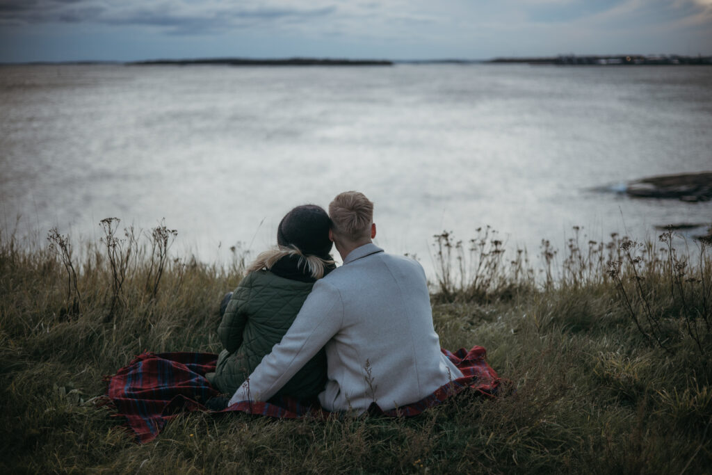 Odotuskuvat kallioilla Suomenlinnassa syksyllä – raskauskuvaus Helsinki