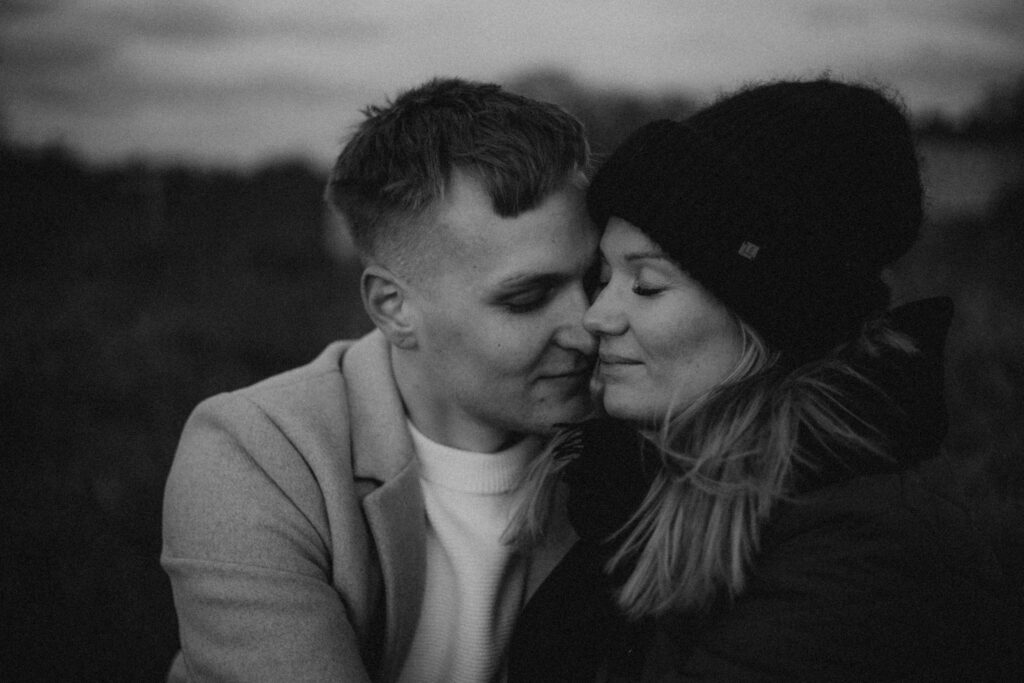 Odottava äiti ja puoliso Suomenlinnassa – raskauskuvaus Helsinki ulkona