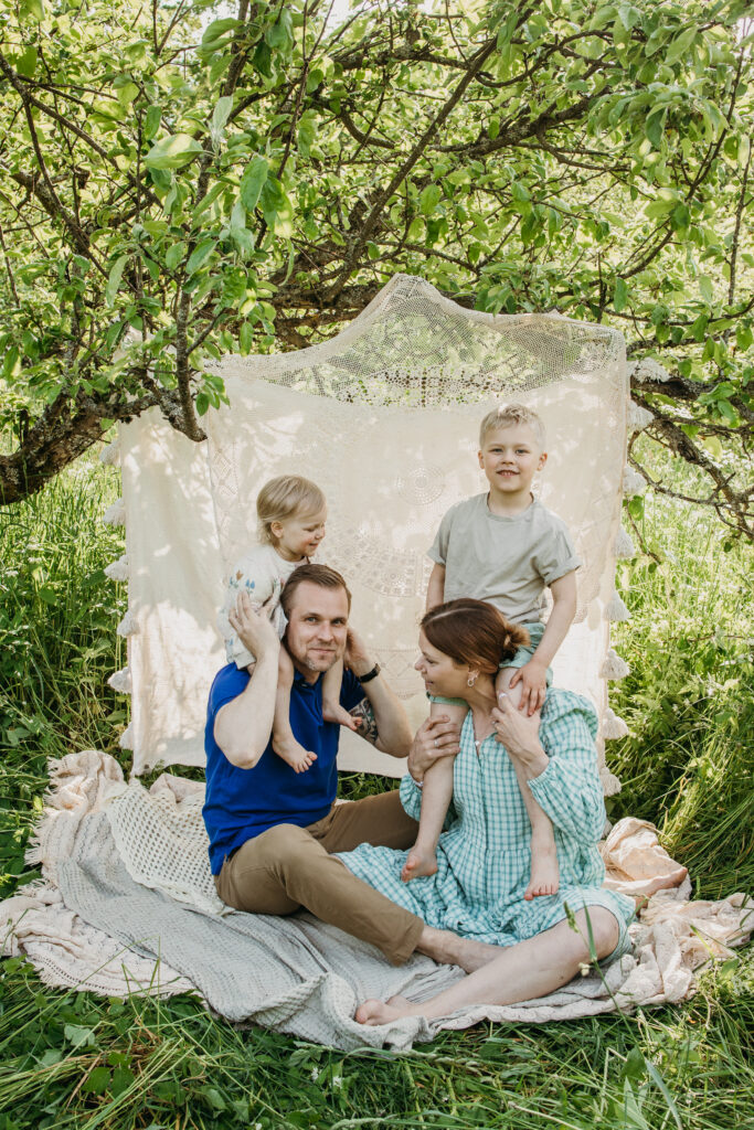 lapset ovat reppuselässä perhekuvauksessa Helsingissä