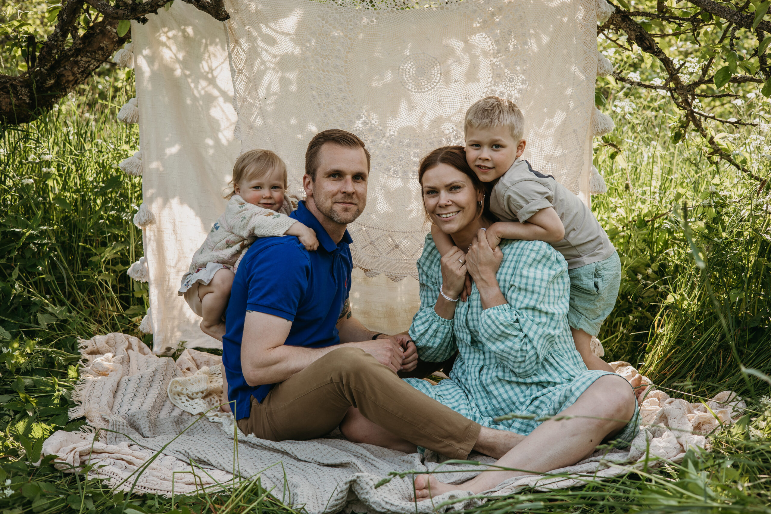 Miljööperhekuvaus luonnossa – rennot ja aidot perhekuvat ulkona