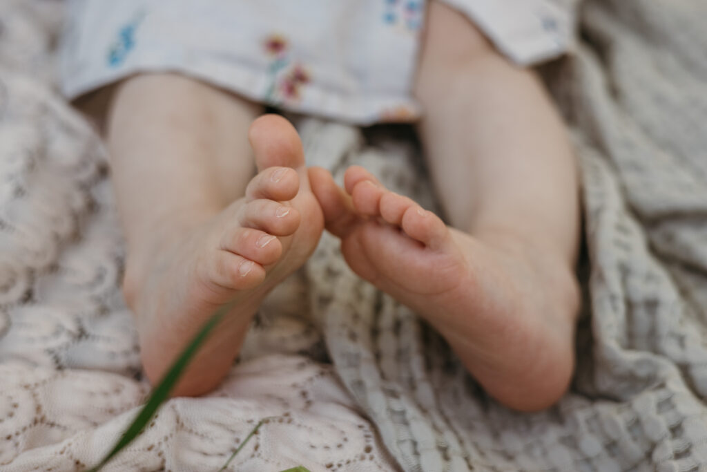 pienet varpaat kuvattuna kameralle