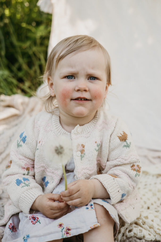 tyttö kuvattuna yksin perhekuvauksessa