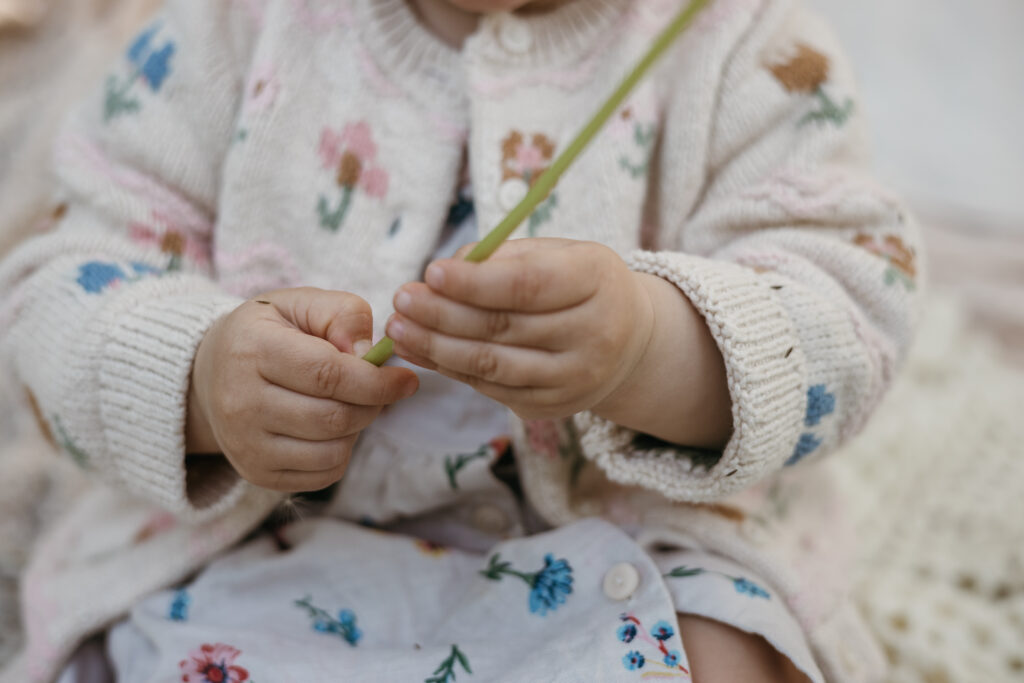 ihanat pienet kädet perhekuvauksessa