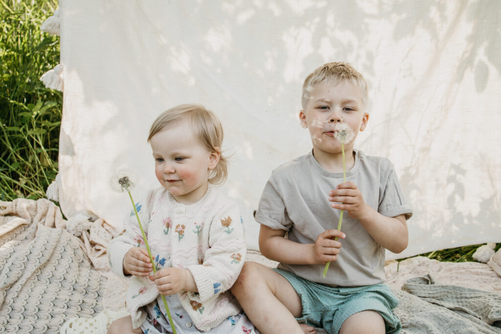 sisaruskuva omenapuun alla