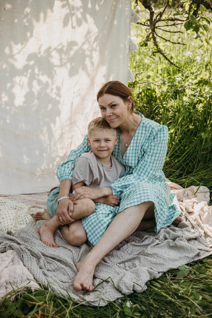 rento miljööperhekuvaus luonnossa Omenapuutarhassa