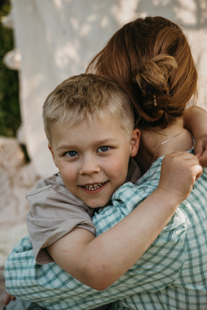 äiti ja poika halaa valokuvassa Helsingissä miljöökuvauksessa