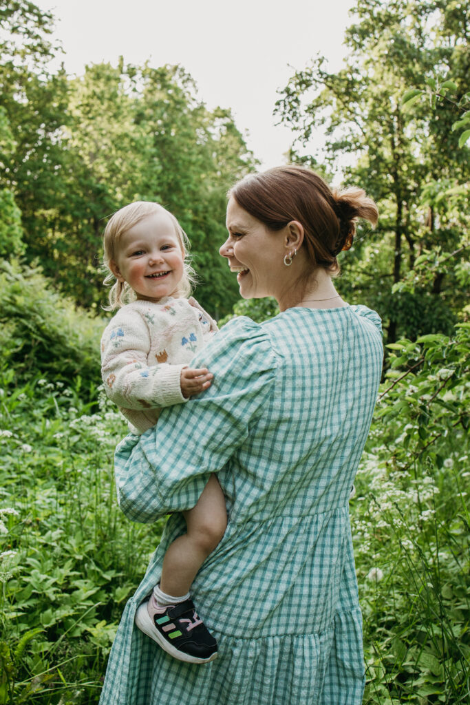Äiti ja lapsi puutarhassa – luonnollinen miljööperhekuvaus perheelle