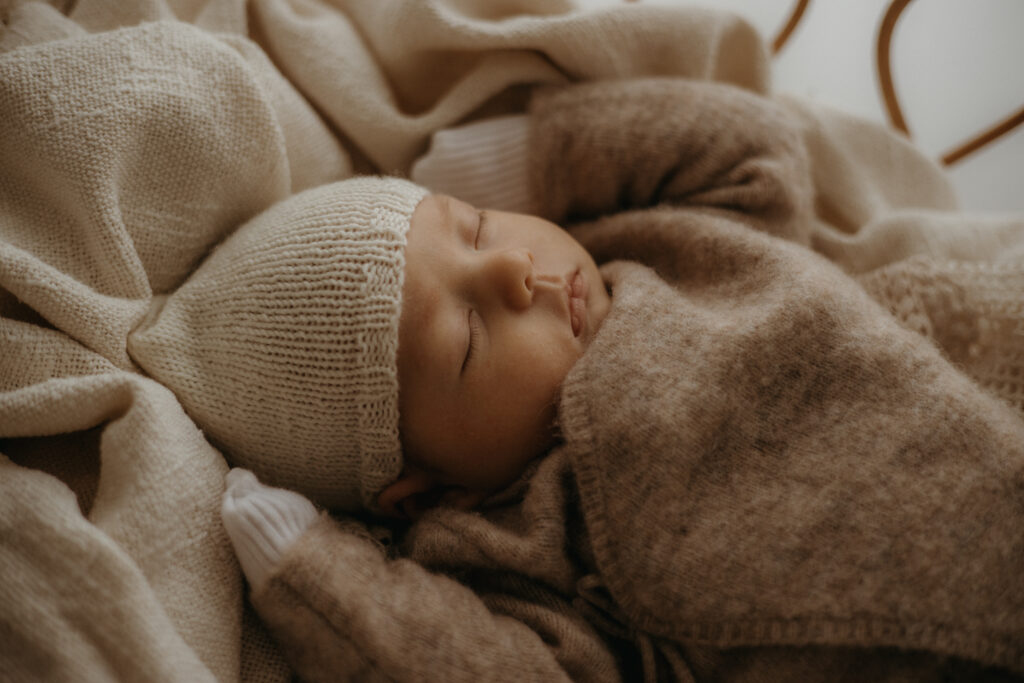 Vauvakuvaus studiossa Helsingissä – nukkuva vastasyntynyt pehmeissä sävyissä