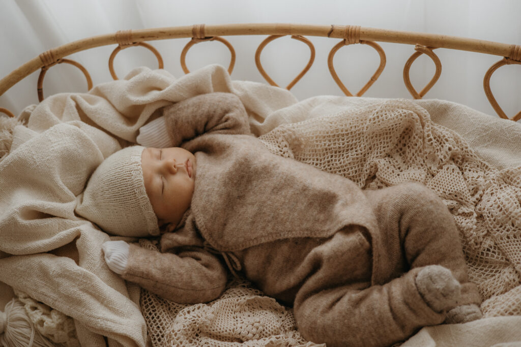 Newborn kuvaus luonnonvalostudiossa Helsingissä – vauva korissa boho-tyylissä