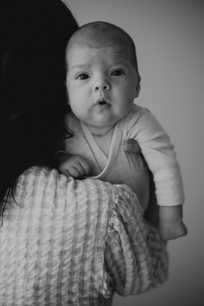 Boho-henkinen newborn kuvaus studiossa