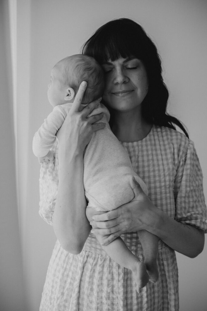 mustavalkokuva äidistä ja vauvasta