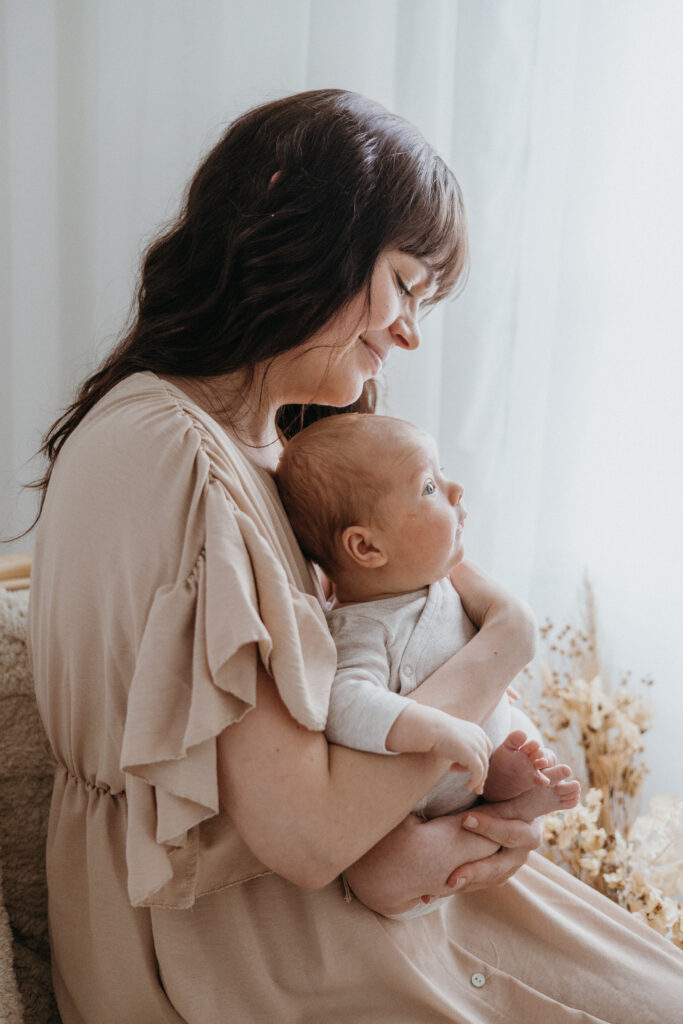 Boho-henkinen newborn kuvaus studiossa neutraaleissa sävyissä