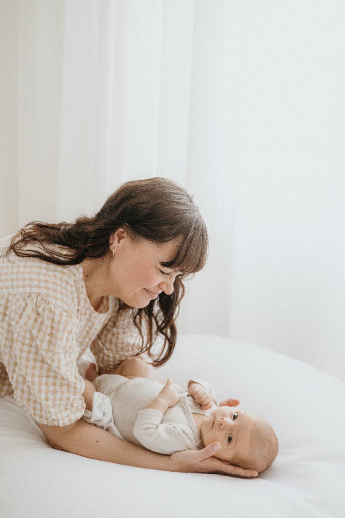 Äiti ja vauva studiokuvauksessa Helsingissä – herkkä perhepotretti