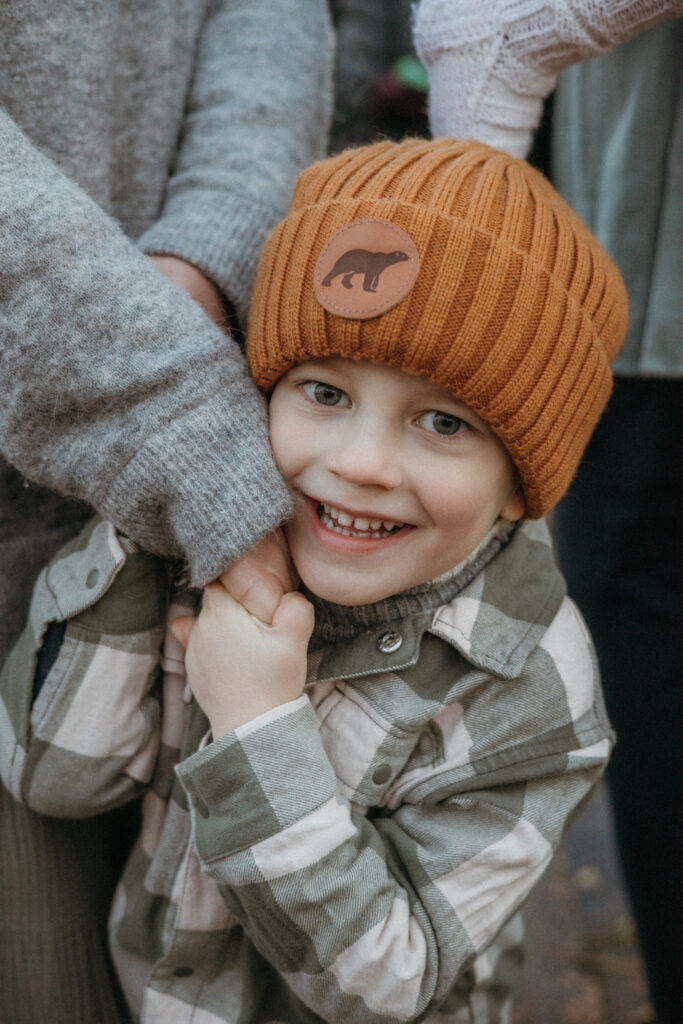 lähikuva pojasta miljöökuvassa