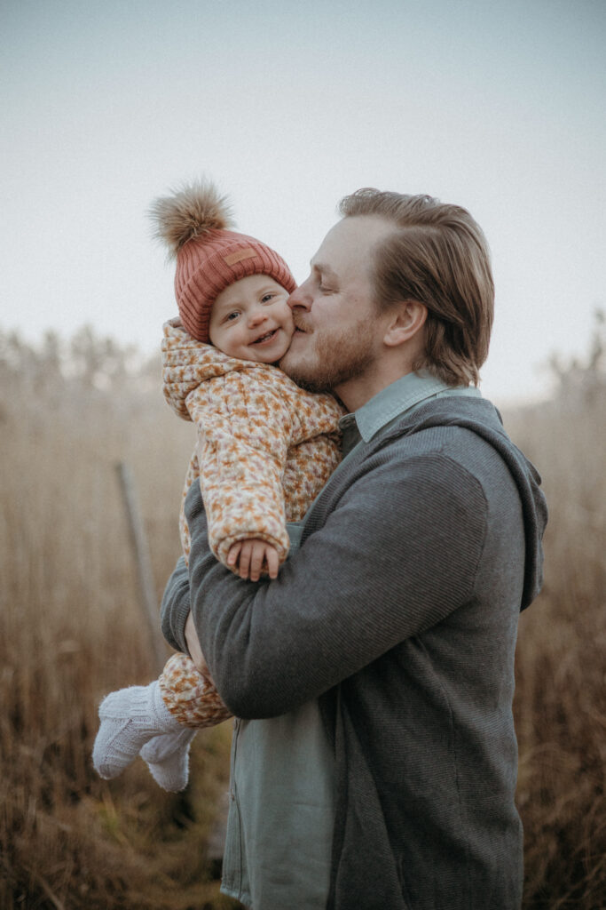 isä ja taapero halaa toisiaan