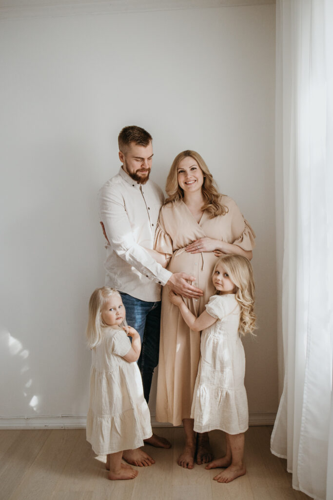 Perhepotretti studiossa, äiti odottaa vauvaa – odotus- ja perhekuvaus