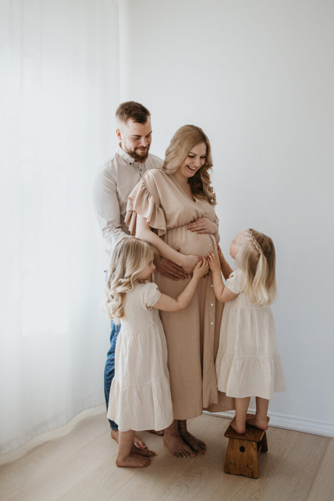 Perhepotretti studiossa, äiti odottaa vauvaa